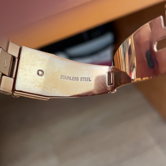 Michael Kors Rose Gold Watch - Picture 4 of 7